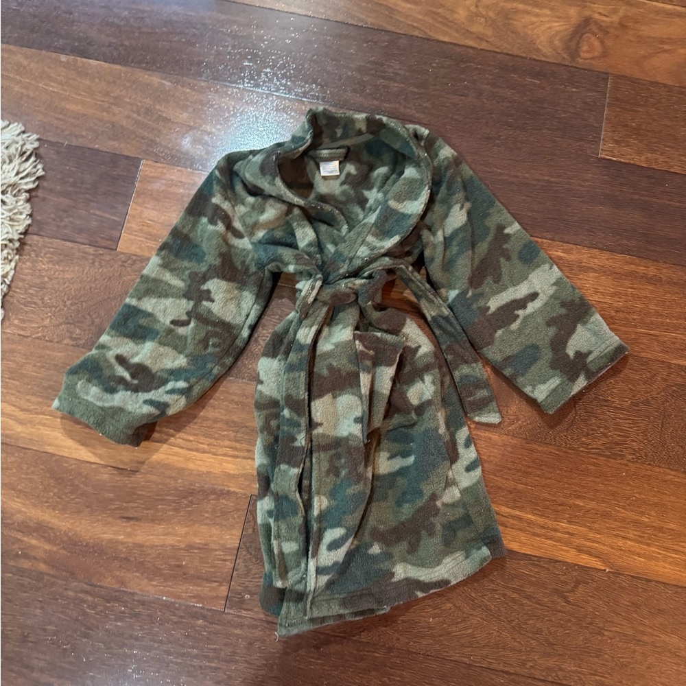 The children’s place boys camo fleece robe size xs 4 guc